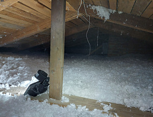 Zateplení stropu rodinného domu pomocí foukané izolace